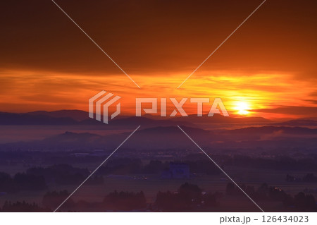 岩手県花巻市　朝の田園風景 126434023