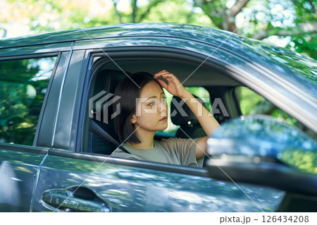 車を運転する女性 126434208