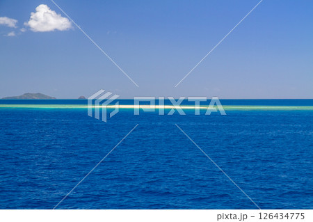 オセアニア　フィジー共和国ビティレブ島西部のママヌザ諸島のリゾートアイランド　浅瀬の砂浜 126434775