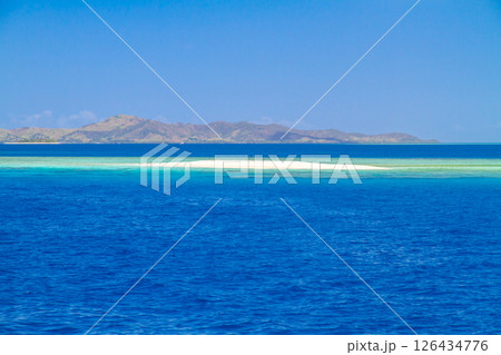 オセアニア　フィジー共和国ビティレブ島西部のママヌザ諸島のリゾートアイランド　浅瀬の砂浜 126434776