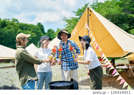 キャンプ場でバーベキューを楽しむ男女 126434951