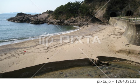 快晴の青空と青い海と海岸に突き出る岬と澄んだ川 126435133