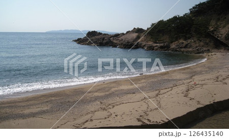 快晴の青空と青い海と海岸に突き出る岬と澄んだ川 126435140