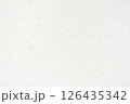 砂のようなつぶつぶが入ったナチュラルな白い紙素材 126435342