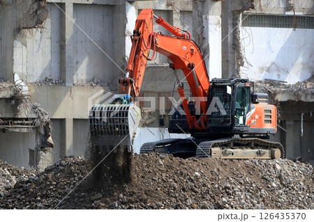 鉄筋コンクリート建物の解体工事現場 126435370