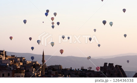 カッパドキア ウチヒサール 気球 126436338