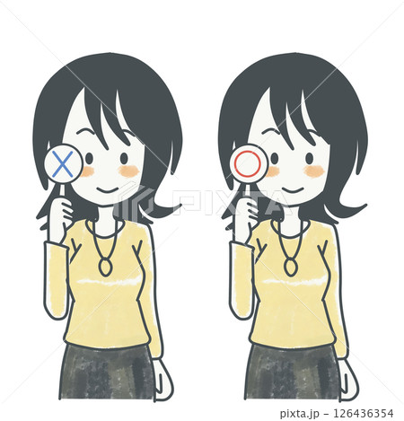 〇と✕の札を持つ女性 126436354