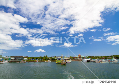オセアニア　フィジー共和国ビティレブ島西部のポートデナラウマリーナをフェリーから望む 126436446
