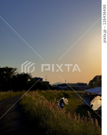 夕日に映える田んぼ 126436498
