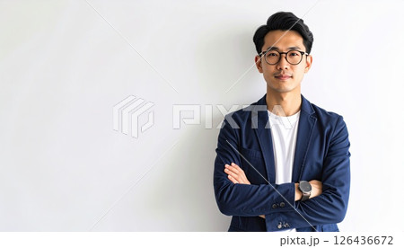 《AI画像》腕組みをする若い男性 126436672