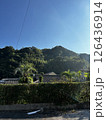山に囲まれた田舎の風景 126436914