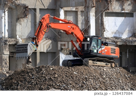 鉄筋コンクリート建物の解体工事現場 126437084