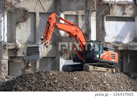 鉄筋コンクリート建物の解体工事現場 126437085