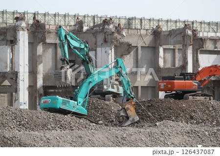 鉄筋コンクリート建物の解体工事現場 鉄筋コンクリート建物の解体工事現場 126437087