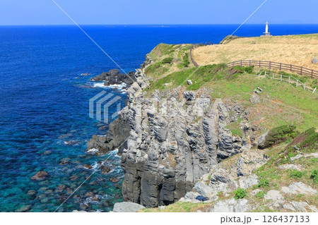 【佐賀県】晴天の肥前立石埼灯台と杉の原放牧場 【佐賀県】晴天の肥前立石埼灯台と杉の原放牧場 126437133