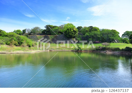 【佐賀県】晴天の名護屋城 城のかげ溜池 126437137