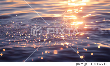朝日に輝く海の水面のテクスチャー 126437710