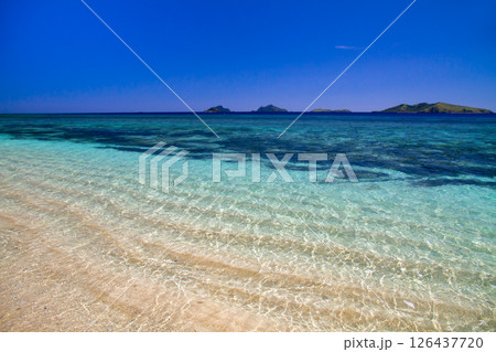 オセアニア フィジー共和国ビティレブ島の西の沖合いママヌザ諸島マナ島のノースビーチ オセアニア フィジー共和国ビティレブ島の西の沖合いママヌザ諸島マナ島のノースビーチ 126437720