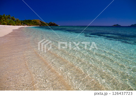 オセアニア フィジー共和国ビティレブ島の西の沖合いママヌザ諸島マナ島のノースビーチ オセアニア フィジー共和国ビティレブ島の西の沖合いママヌザ諸島マナ島のノースビーチ 126437723