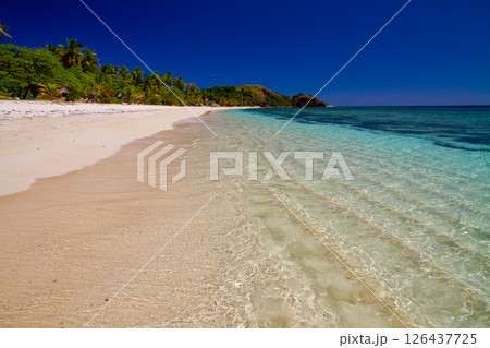 オセアニア　フィジー共和国ビティレブ島の西の沖合いママヌザ諸島マナ島のノースビーチ 126437725