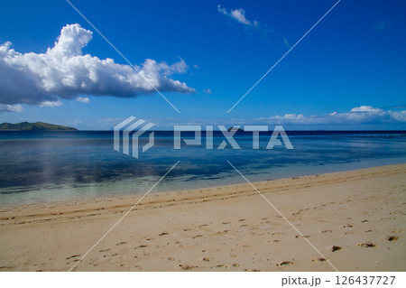 オセアニア　フィジー共和国ビティレブ島の西の沖合いママヌザ諸島マナ島のノースビーチ 126437727