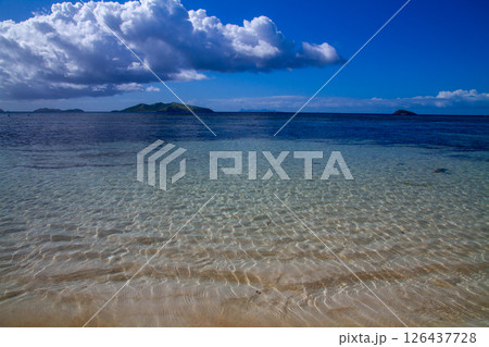 オセアニア　フィジー共和国ビティレブ島の西の沖合いママヌザ諸島マナ島のノースビーチ 126437728