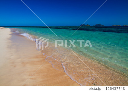 オセアニア　フィジー共和国ビティレブ島の西の沖合いママヌザ諸島マナ島のサンセットビーチ 126437748