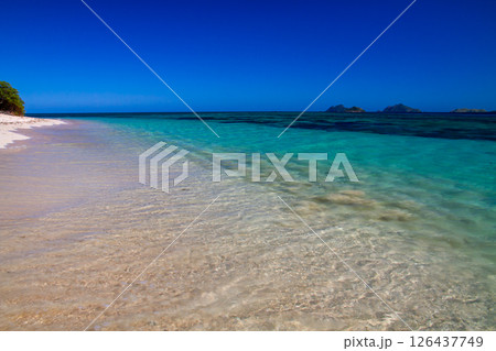 オセアニア　フィジー共和国ビティレブ島の西の沖合いママヌザ諸島マナ島のサンセットビーチ 126437749
