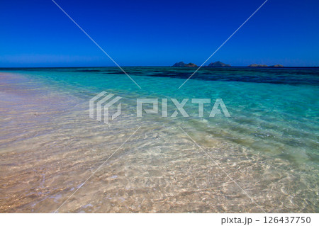 オセアニア　フィジー共和国ビティレブ島の西の沖合いママヌザ諸島マナ島のサンセットビーチ 126437750