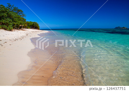 オセアニア フィジー共和国ビティレブ島の西の沖合いママヌザ諸島マナ島のサンセットビーチ オセアニア フィジー共和国ビティレブ島の西の沖合いママヌザ諸島マナ島のサンセットビーチ 126437751