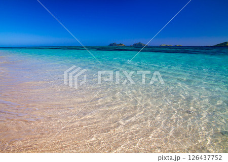 オセアニア　フィジー共和国ビティレブ島の西の沖合いママヌザ諸島マナ島のサンセットビーチ 126437752