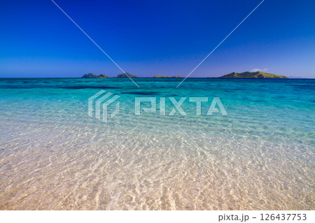 オセアニア　フィジー共和国ビティレブ島の西の沖合いママヌザ諸島マナ島のサンセットビーチ 126437753