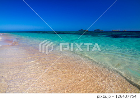 オセアニア　フィジー共和国ビティレブ島の西の沖合いママヌザ諸島マナ島のサンセットビーチ 126437754
