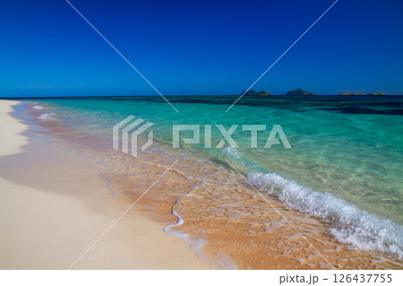 オセアニア フィジー共和国ビティレブ島の西の沖合いママヌザ諸島マナ島のサンセットビーチ オセアニア フィジー共和国ビティレブ島の西の沖合いママヌザ諸島マナ島のサンセットビーチ 126437755