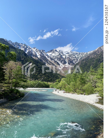 残雪と新緑が映える穂高連峰|初夏の上高地から望む奥穂高岳 残雪と新緑が映える穂高連峰|初夏の上高地から望む奥穂高岳 126438167