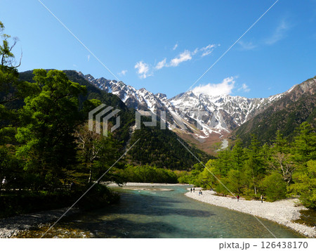残雪と新緑が映える穂高連峰|初夏の上高地から望む奥穂高岳 残雪と新緑が映える穂高連峰|初夏の上高地から望む奥穂高岳 126438170