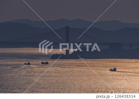 《香川県》瀬戸大橋と大海原の夕景 《香川県》瀬戸大橋と大海原の夕景 126438314