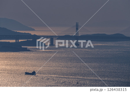 《香川県》瀬戸大橋と大海原の夕景 126438315