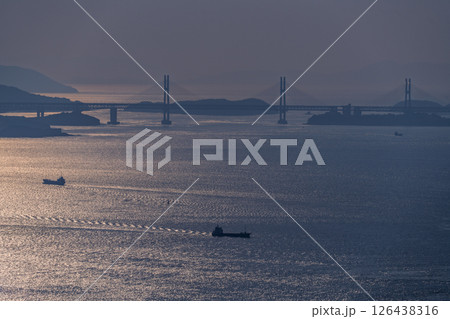 《香川県》瀬戸大橋と大海原の夕景 《香川県》瀬戸大橋と大海原の夕景 126438316