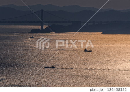 《香川県》瀬戸大橋と大海原の夕景 《香川県》瀬戸大橋と大海原の夕景 126438322