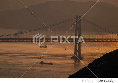 《香川県》瀬戸大橋と大海原の夕景 126438331