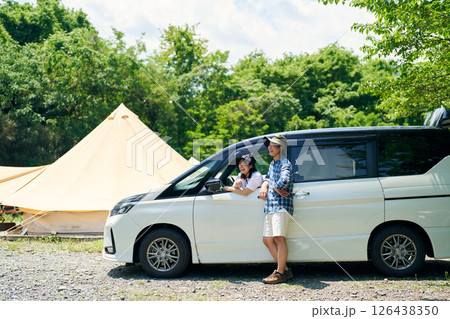 車でキャンプ場にやってきた男女 車でキャンプ場にやってきた男女 126438350