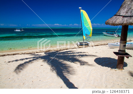 オセアニア　フィジー共和国ビティレブ島の西の沖合いママヌザ諸島マナ島のサウスビーチ 126438371