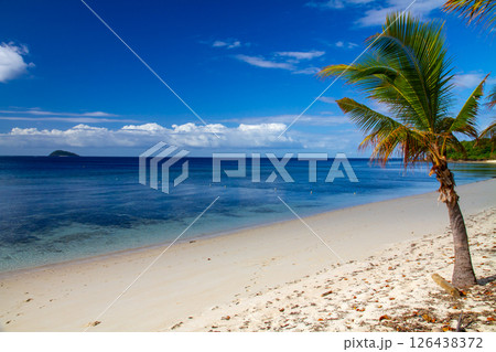 オセアニア　フィジー共和国ビティレブ島の西の沖合いママヌザ諸島マナ島のサウスビーチ 126438372