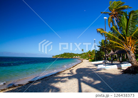 オセアニア　フィジー共和国ビティレブ島の西の沖合いママヌザ諸島マナ島のサウスビーチ 126438373