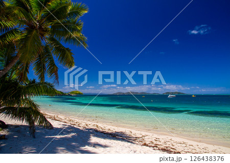 オセアニア　フィジー共和国ビティレブ島の西の沖合いママヌザ諸島マナ島のサウスビーチ 126438376