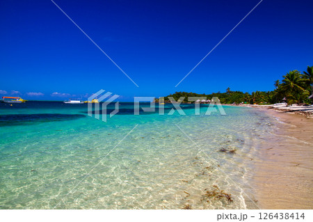 オセアニア フィジー共和国ビティレブ島の西の沖合いママヌザ諸島マナ島のサウスビーチ オセアニア フィジー共和国ビティレブ島の西の沖合いママヌザ諸島マナ島のサウスビーチ 126438414