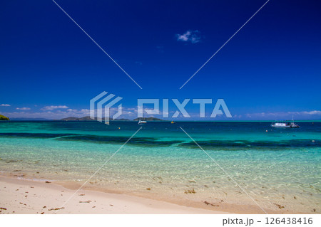 オセアニア　フィジー共和国ビティレブ島の西の沖合いママヌザ諸島マナ島のサウスビーチ 126438416