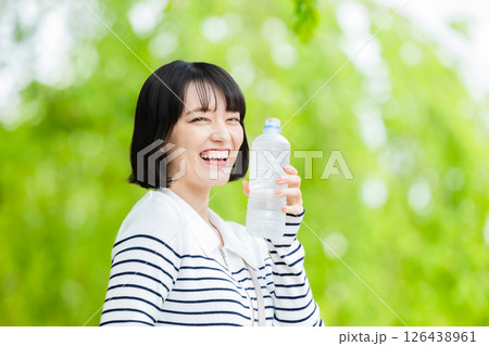 水を飲む女性 126438961