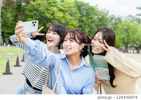 自撮りする女性グループ 126438974